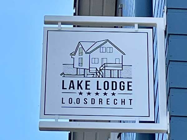 Lake Lodge entree met naambord